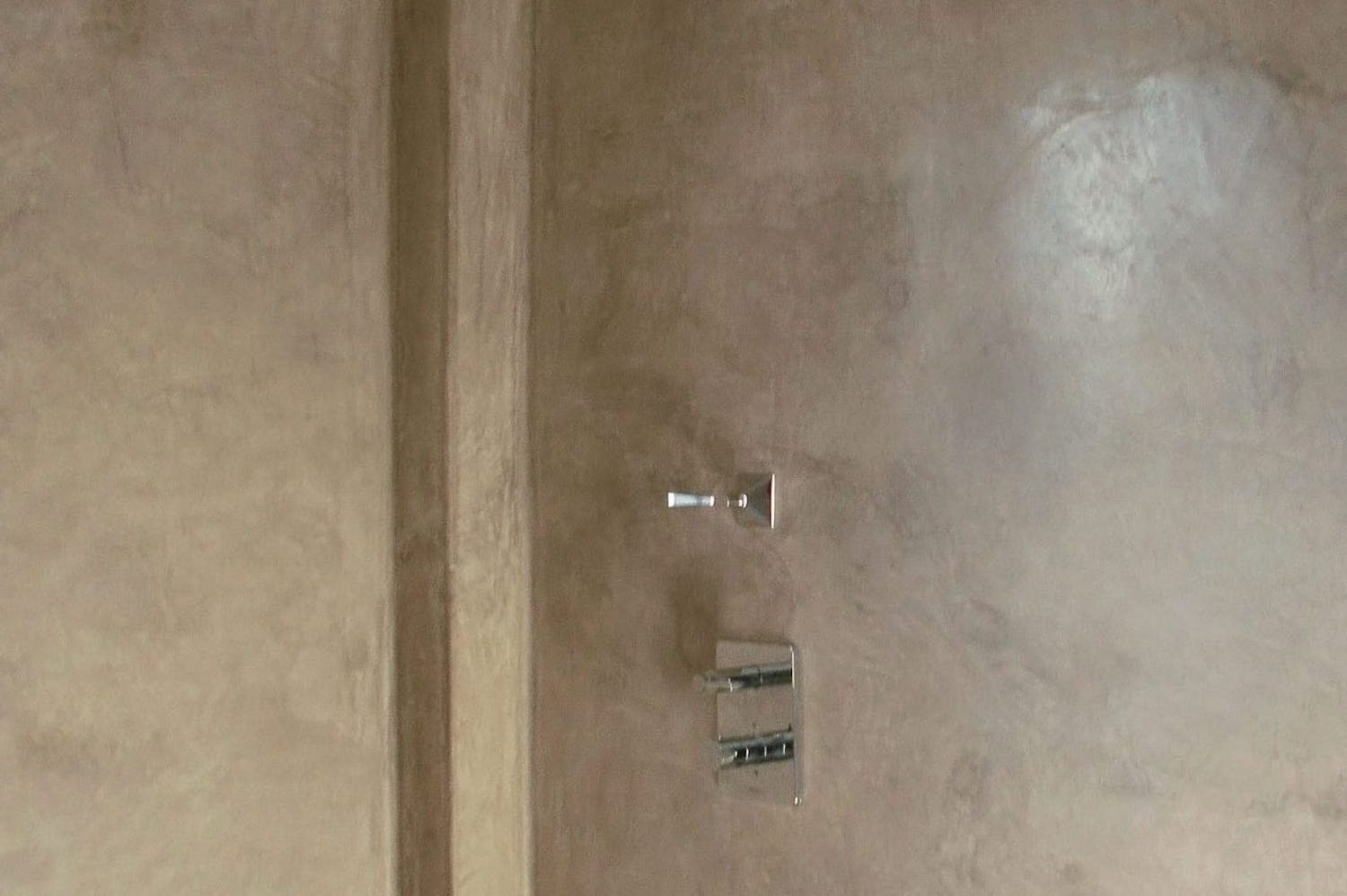 Marmorutseende med finkornet kalkpuss